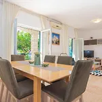3 Bedroom Lovely In Apartament Brodarica (Sibenik-Knin)