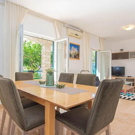 3 Bedroom Lovely In Διαμέρισμα Brodarica (Sibenik-Knin)