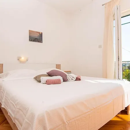 3 Bedroom Lovely In Apartment *