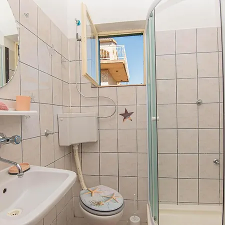 Lovely Apartment In Brodarica With Wifi *