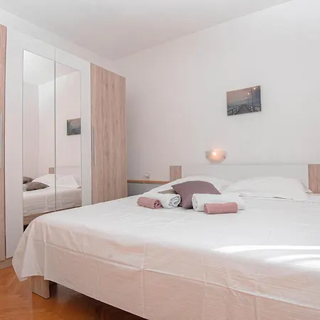 Lovely Apartment In Brodarica With Wifi *