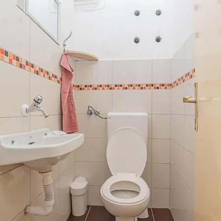 Lovely Apartment In Brodarica With Wifi Appartement